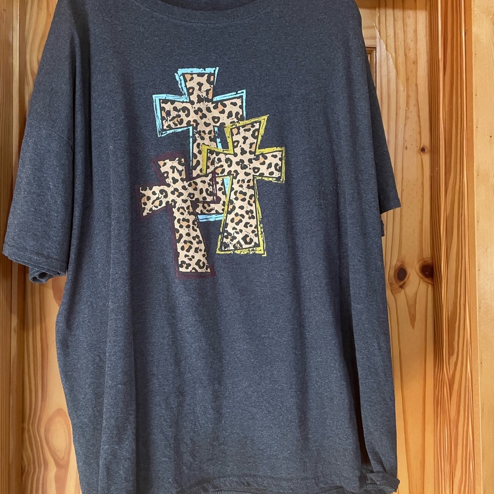 Dark gray leopard Cross t-shirt